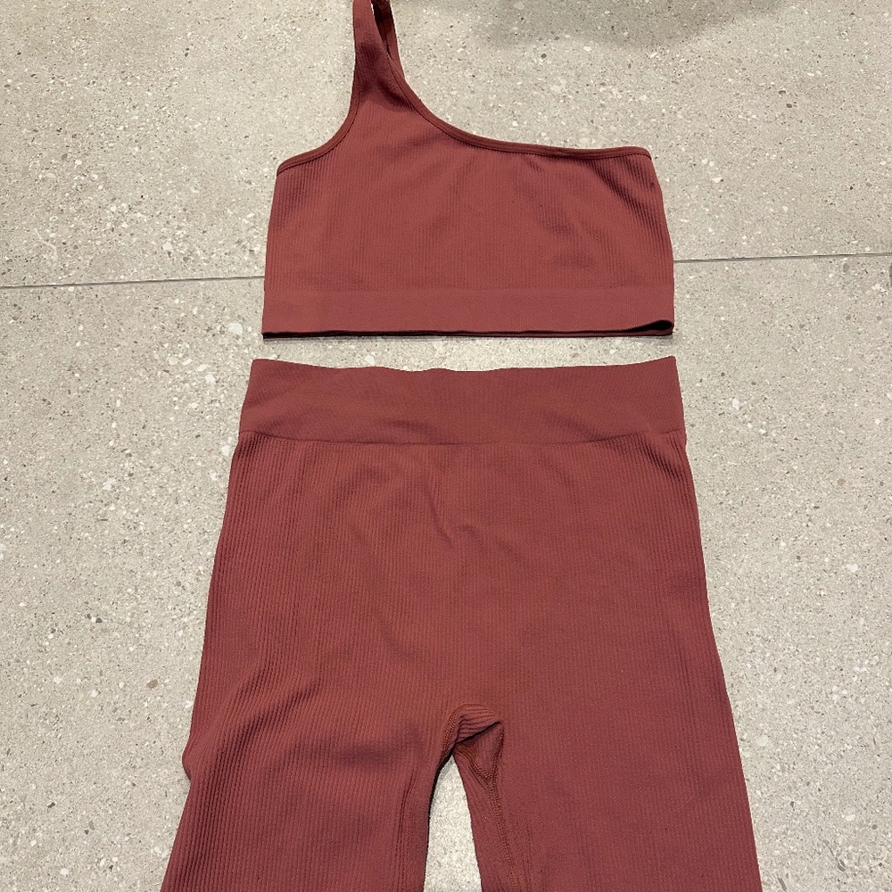 H&M TWO PIECE OUTFIT BIKER SHORTS AND CROP TOP